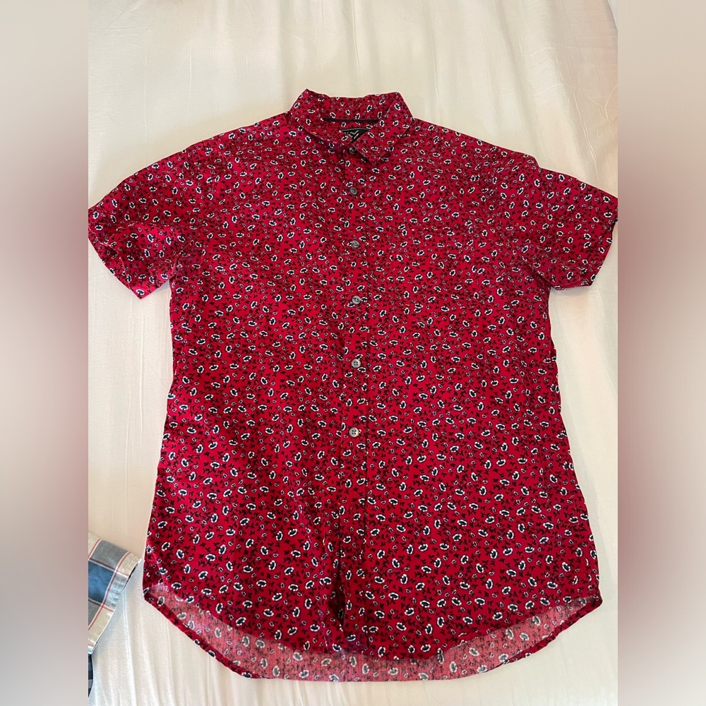 Forever 21 Men Button Down good used condition Size M missing bottom button